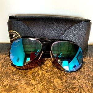 Blue lens, black frame ray bans.